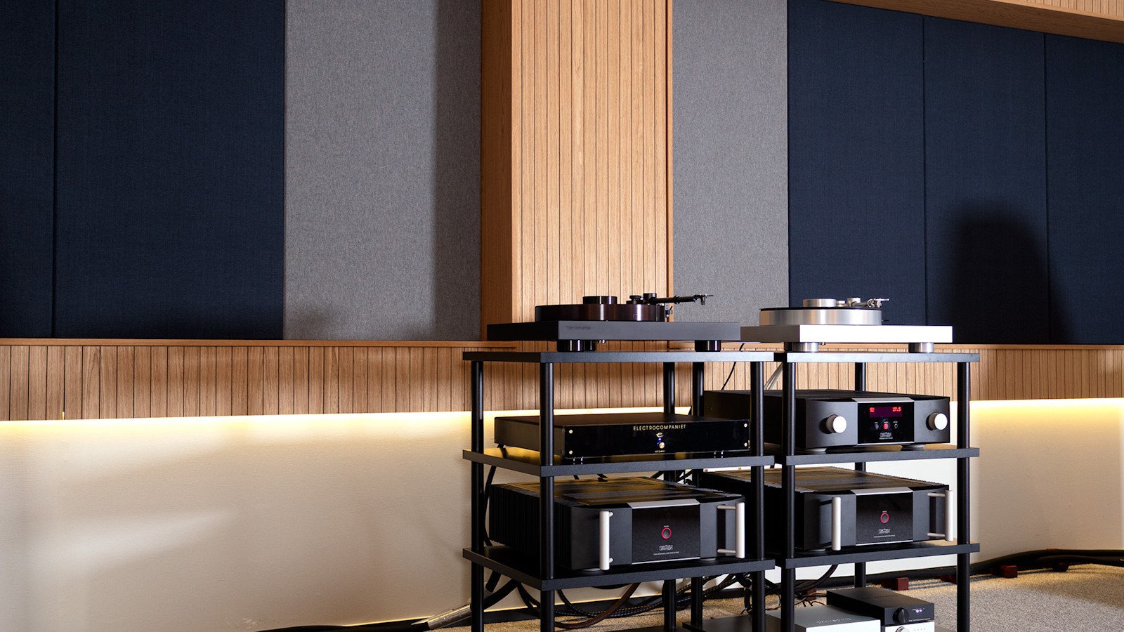 Titan Acoustics Tx100 turntable and playback electronics during HFI’s ’Round Midnight vinyl session